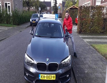 Geslaagde leerling Dave bij de lesauto van Autorijschool JongeLeeuw