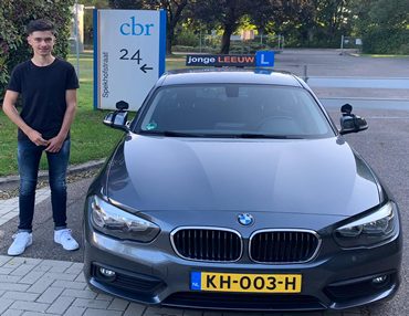 Geslaagde leerling Jarno bij de lesauto van Autorijschool JongeLeeuw