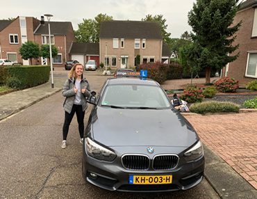 Geslaagde leerling Selena bij de lesauto van Autorijschool JongeLeeuw