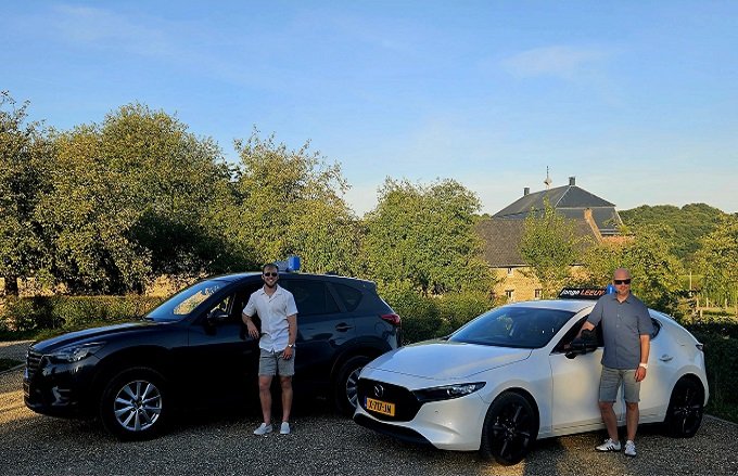 Hugo en Deven van Autorijschool JongeLeeuw bij hun twee lesauto's in Heerlen